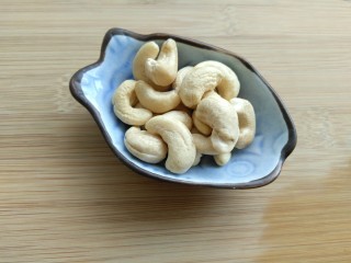 1、离不了的红油辣椒,准备点生腰果，喜欢吃什么加什么啊，比如花生米，瓜子仁等。