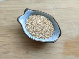 2、离不了的红油辣椒,家里没有熟芝麻，所以生芝麻要提前炒熟。