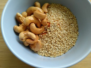 9、离不了的红油辣椒,然后再倒入碗里。