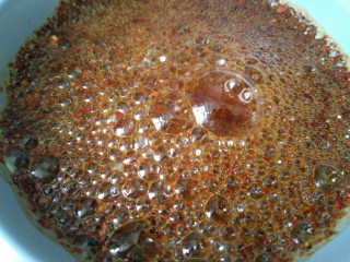 11、离不了的红油辣椒,趁着油热，倒入碗里，翻腾吧，滋滋的响，老香了。待油温将下少许时，加入适量食用盐即可。