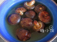 1、豆腐皮素春卷,香菇提前泡发备用