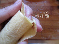 7、豆腐皮素春卷,塞到中间。两边都这样塞好