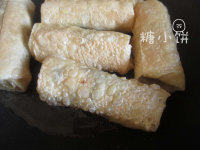 11、豆腐皮素春卷,大火煎至表面起泡后转中小火慢慢煎