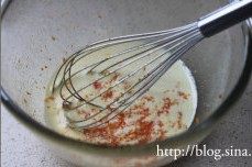 4、香橙棒棒糖蛋糕,橙子用盐擦洗表皮，清洗干净；用刨刀刨取橙皮，将橙皮屑放入蛋液中，搅拌均匀