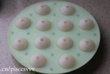 10、香橙棒棒糖蛋糕,盖上另一半模具；送入180度预热的烤箱，中层，上下火，烘焙20分钟