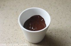 14、香橙棒棒糖蛋糕,隔温水融化，成顺滑无颗粒的巧克力溶液