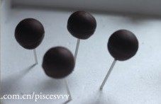 17、香橙棒棒糖蛋糕,包裹好巧克力的棒棒糖蛋糕，放在适合的地方（我直接扎在泡沫上了），直至巧克力表面凝固