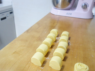 5、好看又好吃的南瓜刀切馒头,5、	剩下25g水看情况添加，面粉吸水量不同水量自行调节下，厨师机边搅拌边加 这里刚好有个透明窗口可以很清楚看到面团的情况，还有一个投料口