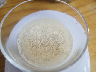 9、好看又好吃的南瓜刀切馒头,9、	将面团擀成长方形