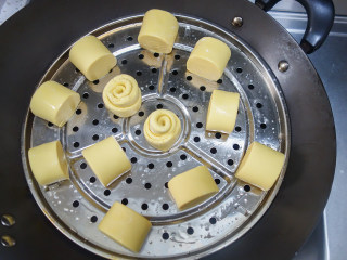 12、好看又好吃的南瓜刀切馒头,12、	蒸屉抹油或者放上硅胶垫，锅里60度左右热水，盖盖子发酵到两倍大直接开火蒸