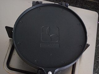 6、香酥芝麻蛋卷,蛋卷模提前预热好，手放在正上方10CM处，能有热乎乎的感觉即可