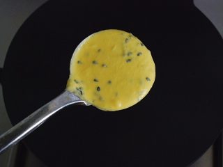 7、香酥芝麻蛋卷,挖一小勺面糊到蛋卷模中间