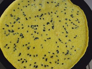 8、香酥芝麻蛋卷,放入面糊后，迅速阖上蛋卷模，两面用小火烘烤至熟