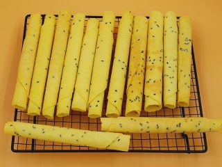 11、香酥芝麻蛋卷,依次做好全部，放凉晒网上冷却