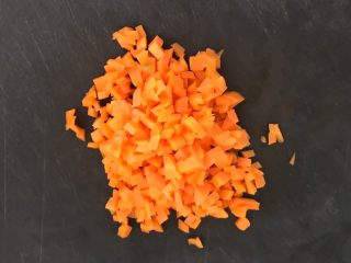 6、健康减脂午餐便当,把焯好的胡萝卜切成小丁