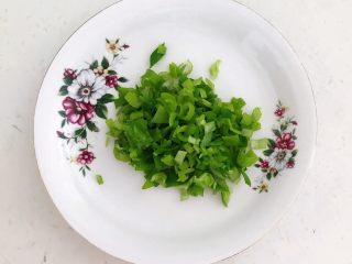 7、健康减脂午餐便当,葱叶切成末