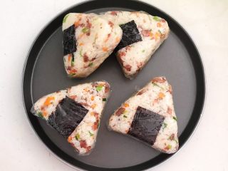 25、健康减脂午餐便当,再用保鲜膜把饭团包起来即可