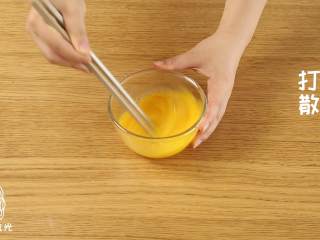 2、锅塌菠菜18m+,打入3个鸡蛋，撒盐，打散~