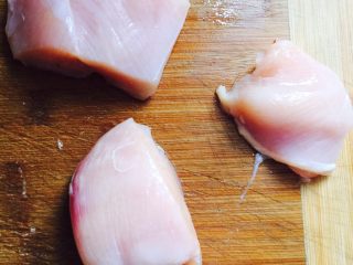 1、香酥鸡排（烤箱版）,鸡胸肉分成三块  