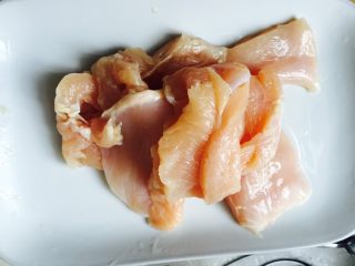 4、香酥鸡排（烤箱版）,将鸡肉洗干净 沥干水分