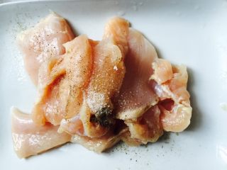 5、香酥鸡排（烤箱版）,加一点胡椒粉 孜然粉 盐适量