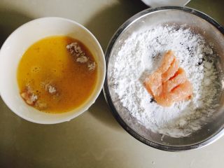 10、香酥鸡排（烤箱版）,拿一片鸡肉  裹上玉米淀粉  粘上鸡蛋液