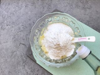 7、土豆椰蓉球,加入食用油