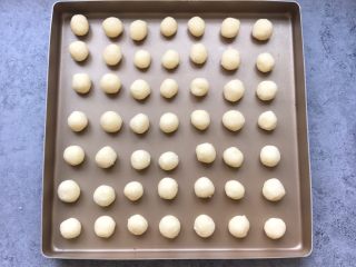 11、土豆椰蓉球,搓成均等的圆球