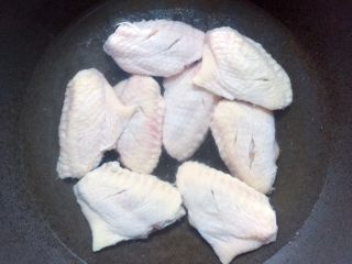 2、美味烤鸡翅,将鸡翅冷水下锅,焯去血水。