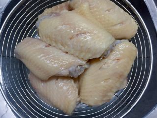 3、美味烤鸡翅,捞出冲洗干净。