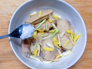 5、美味烤鸡翅,加入适量盐