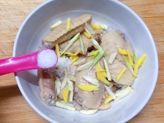 6、美味烤鸡翅,加入一小勺白糖