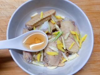 7、美味烤鸡翅,加入2汤勺料酒