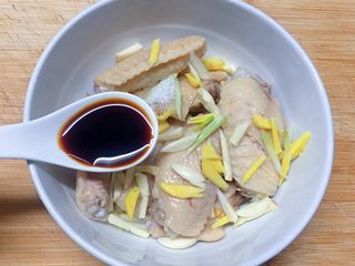 8、美味烤鸡翅,加入2汤勺生抽