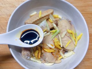 9、美味烤鸡翅,加入半汤勺老抽