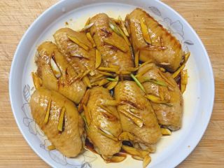 10、美味烤鸡翅,用手抓拌均匀,腌制2小时至其入味。(期间要翻一次)