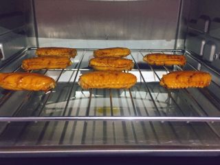 12、美味烤鸡翅,在烤网上先刷一层油,然后将腌好的鸡翅摆放在烤网上,将烤网放入烤箱中层,上下火210度烤10分钟。(烤网下面放一个烤盘,烤盘里最好放上水,这样容易清洗哦)