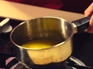 2、橙香米蛋糕,黄油倒入平底锅，小火加热融化