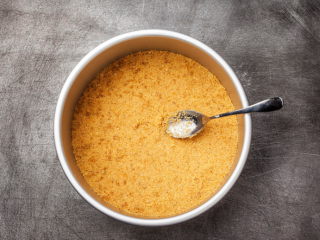 3、橙香米蛋糕,把黄油倒入饼干，拌匀，倒入模具压实