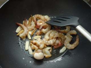 2、三鲜炒年糕,下带子、虾煎香