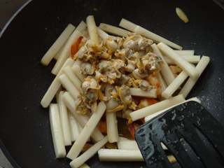 3、三鲜炒年糕,下花蚬子肉