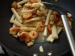 4、三鲜炒年糕,把花蚬子的汁倒入