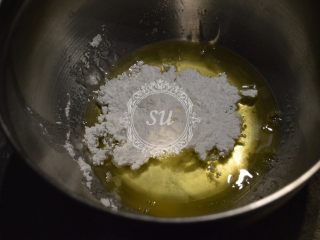 6、经典巧克力蛋糕,蛋白放置在无油无水的打蛋盆中（此处我用的是糖粉，没有什么影响），请确保与蛋白接触的打蛋头也无油无水