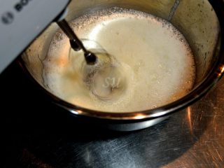 7、经典巧克力蛋糕,先在蛋白中加入1/3糖，打至出现粗泡。