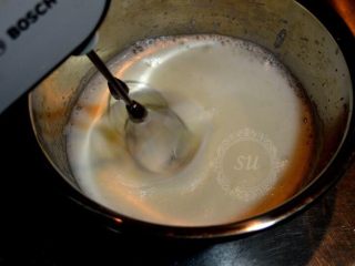 8、经典巧克力蛋糕,加入剩余糖的1/2，打至泡沫细腻后再加入剩余的砂糖