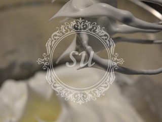 9、经典巧克力蛋糕,蛋白打发至提起打蛋器后，蛋白可以在打蛋头上停留形成一个直立不下垂的尖角。蛋白打发完成后，即可打开烤箱进行预热，预热温度为180℃