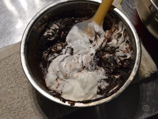 10、经典巧克力蛋糕,先取1/3的蛋白加入到巧克力糊中，，翻拌均匀。再加入剩余蛋白的1/2继续翻拌均匀。最后将巧克力糊倒入剩余的蛋白中快速翻拌均匀至有光泽且看不到