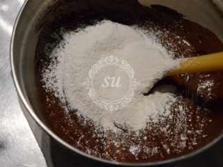 11、经典巧克力蛋糕,筛入低筋面粉，翻拌均匀，注意混合时的手法，不要搅拌使面粉起筋，蛋白消泡