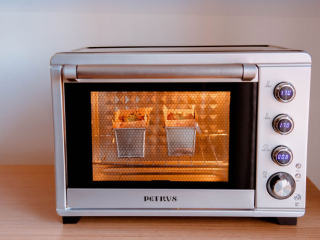 11、抹茶双色磅蛋糕,烤箱需提前预热，烘烤：170度 中下层 50-60分钟  牙签插入检测成熟度，无面糊带出即可；烘烤至20分钟时用粘过热水的小刀在面糊中间划一刀，帮助膨胀后形成更漂亮的纹理；大约30-40分钟时，若表面上色记得加盖锡纸以防颜色过重