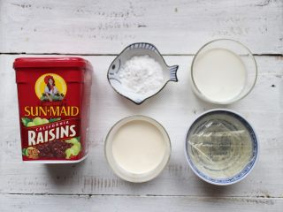 1、葡萄干奶冻,准备好所需主材料